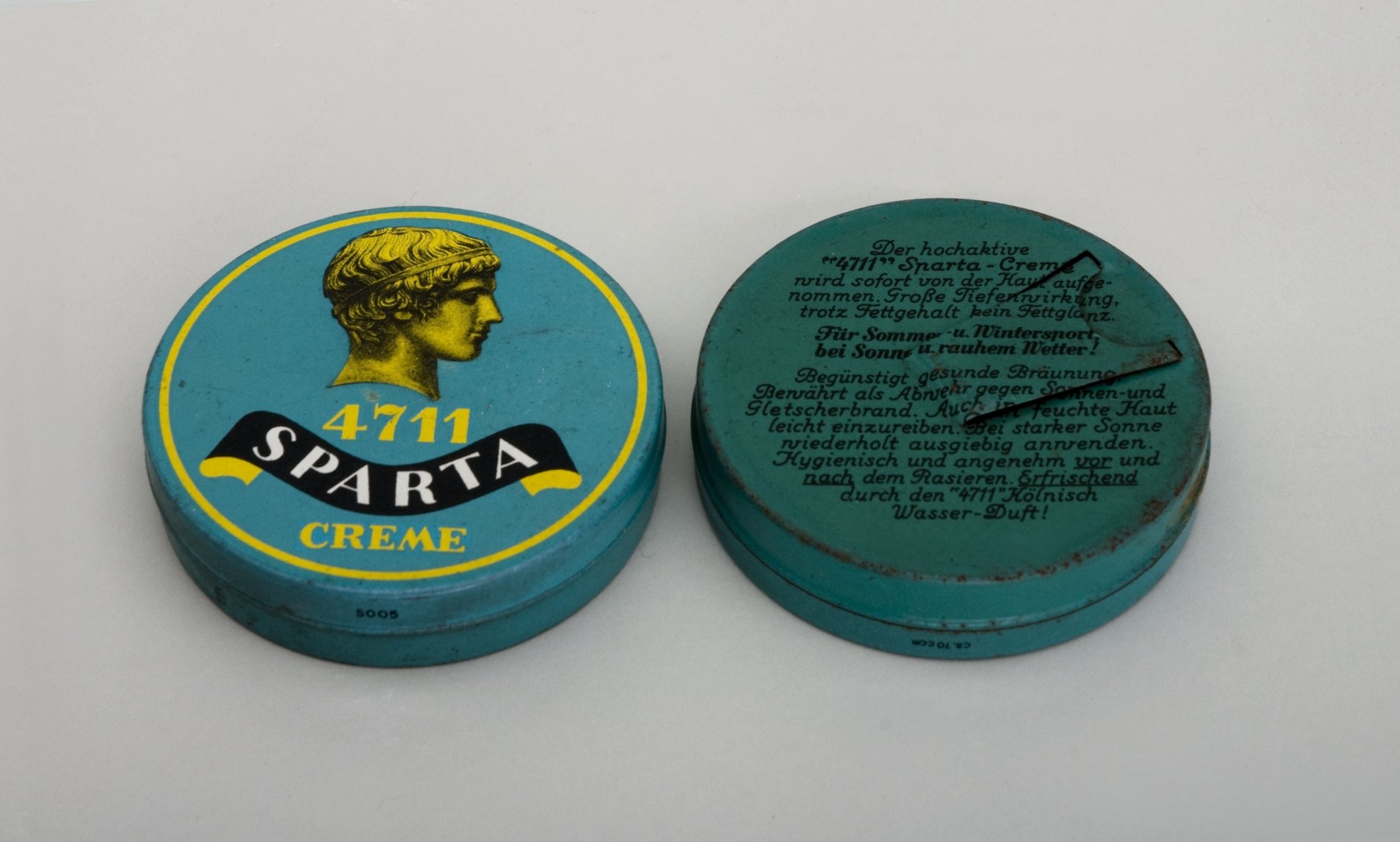Zwei Modell-Dosen für "4711 Sparta Creme" (Stiftung Domäne Dahlem - Landgut und Museum, Weiternutzung nur mit Genehmigung des Museums CC BY-NC-SA)