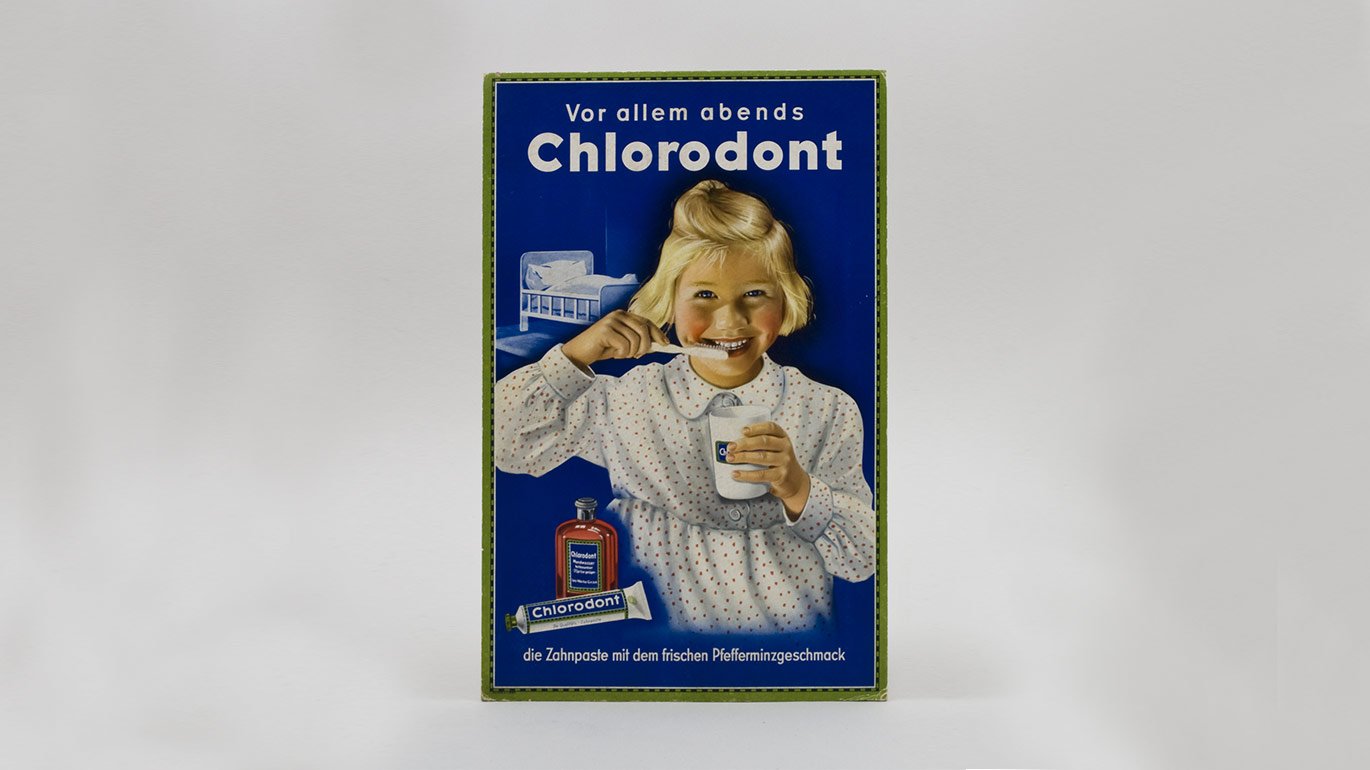 Reklameschild "Chlorodont Zahnpasta" (Stiftung Domäne Dahlem - Landgut und Museum CC BY-NC-SA)