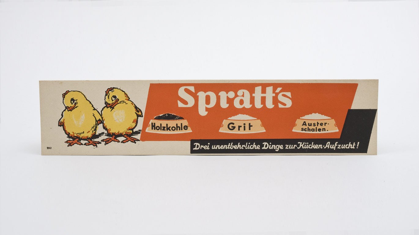 Reklameschild "Spratt’s" (Stiftung Domäne Dahlem - Landgut und Museum CC BY-NC-SA)