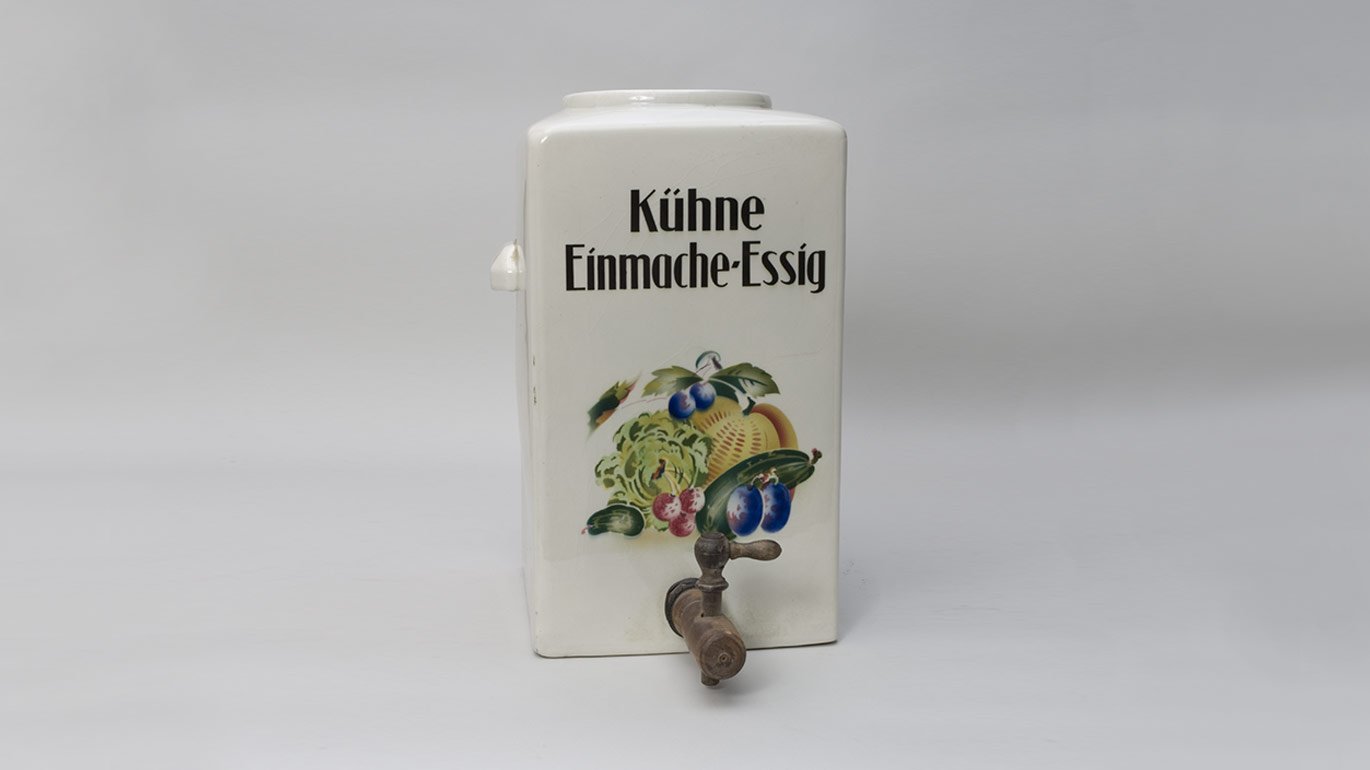 Verkaufsbehälter "Kühne Einmache-Essig" (Stiftung Domäne Dahlem - Landgut und Museum CC BY-NC-SA)