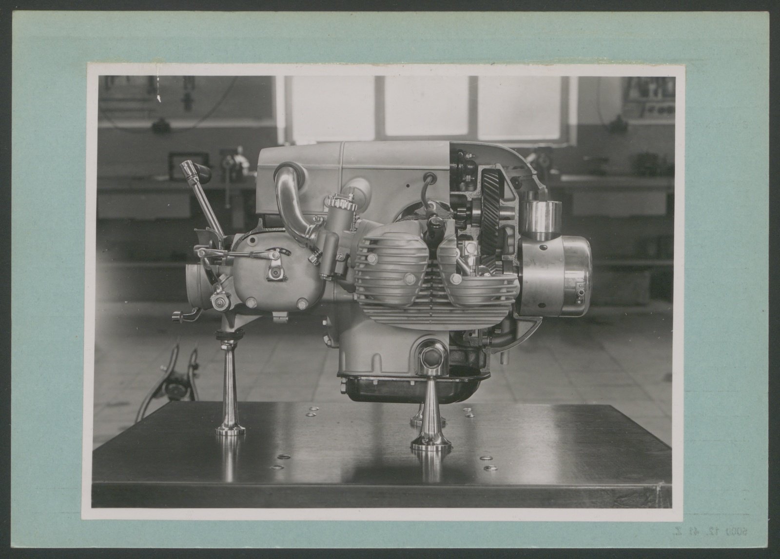 Fotografie: Seitenansicht von rechts des Schnittmotors der Zündapp KS 601 (Stiftung Deutsches Technikmuseum Berlin CC0)