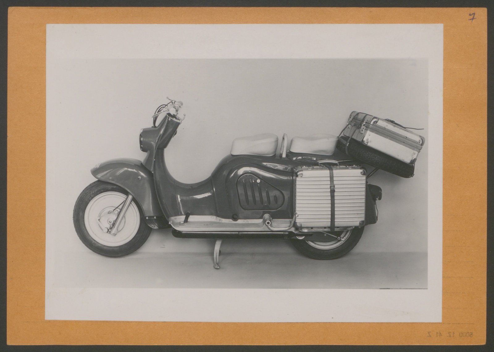 Fotografie: Roller mit allen Gepäckmöglichkeiten, Zündapp R 150 Standart (Stiftung Deutsches Technikmuseum Berlin CC0)