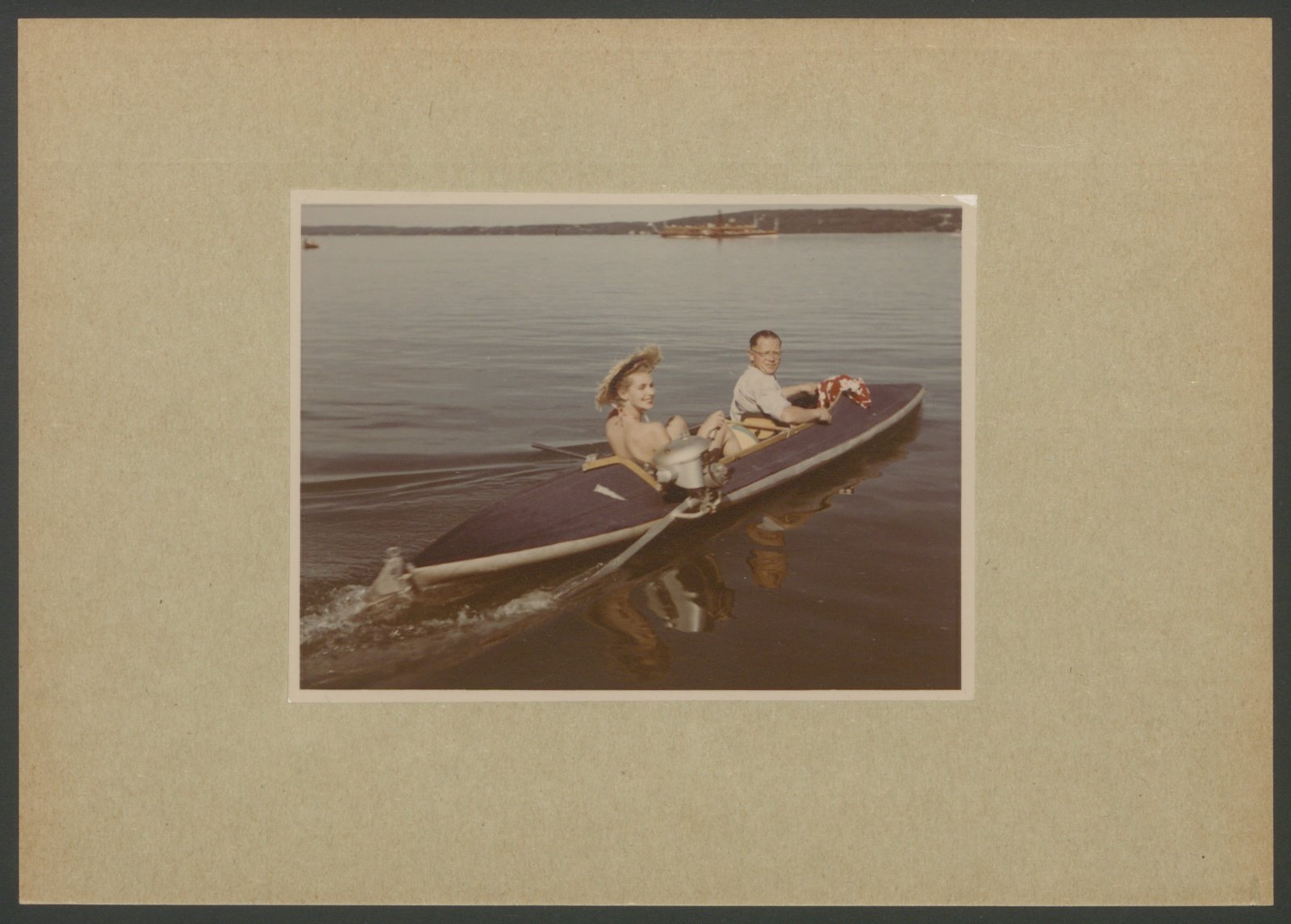 Fotografie: Zwei Personen in einem motorisierten Boot, vermutlich Delphin (Stiftung Deutsches Technikmuseum Berlin CC0)
