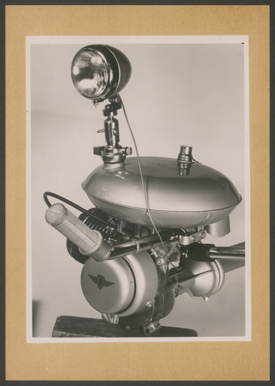 Fotografie: Nahansicht eines Motors inklusive Lichtanlage (Stiftung Deutsches Technikmuseum Berlin CC0)