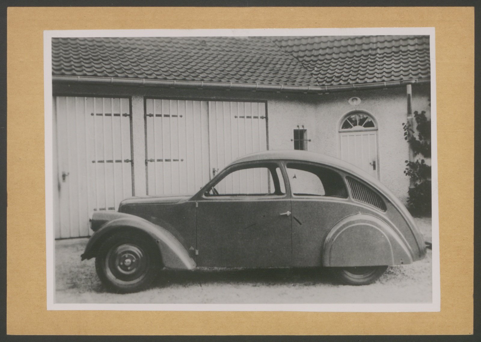 Fotografie: Seitenansicht einer Limousine vor Garage (Stiftung Deutsches Technikmuseum Berlin CC0)