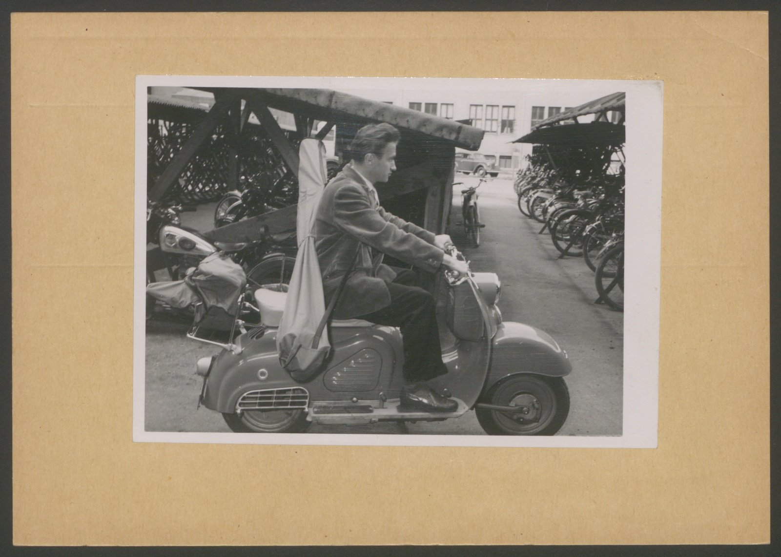 Fotografie: Junger Mann auf stehendem Motorroller (Stiftung Deutsches Technikmuseum Berlin CC0)
