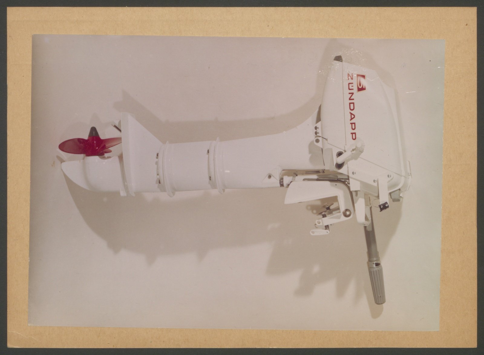Fotografie: Seitenansicht eines Außenbordmotors samt Propeller (Stiftung Deutsches Technikmuseum Berlin CC0)