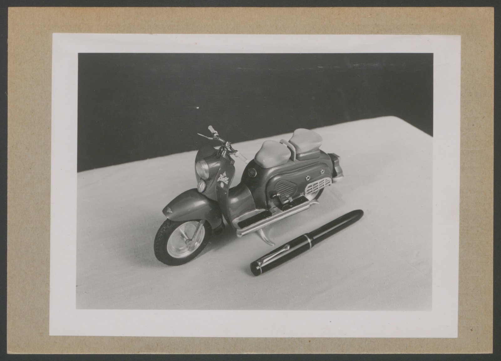 Fotografie: Miniaturausgabe eines "Bella"-Motorrollers, beigelegt ein Füllfederhalter vermutlich für Größenvergleich (Stiftung Deutsches Technikmuseum Berlin CC0)