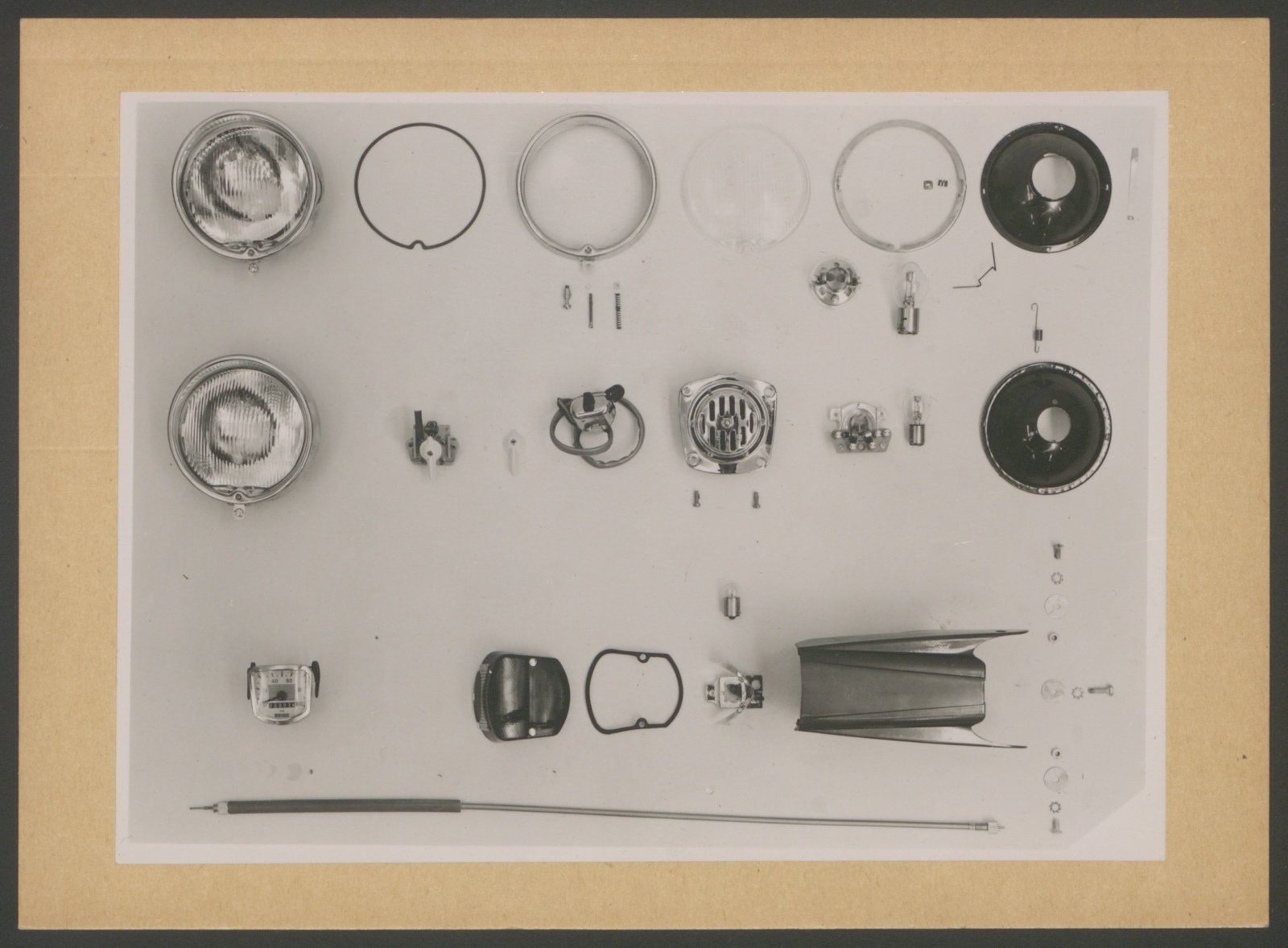 Fotografie: Teiletafel: Nr. 7a/1 für Typ Zündapp 510, Lichtanlage-Tachometer Rücklicht (Bilux) 15 und 25 W (Stiftung Deutsches Technikmuseum Berlin CC0)