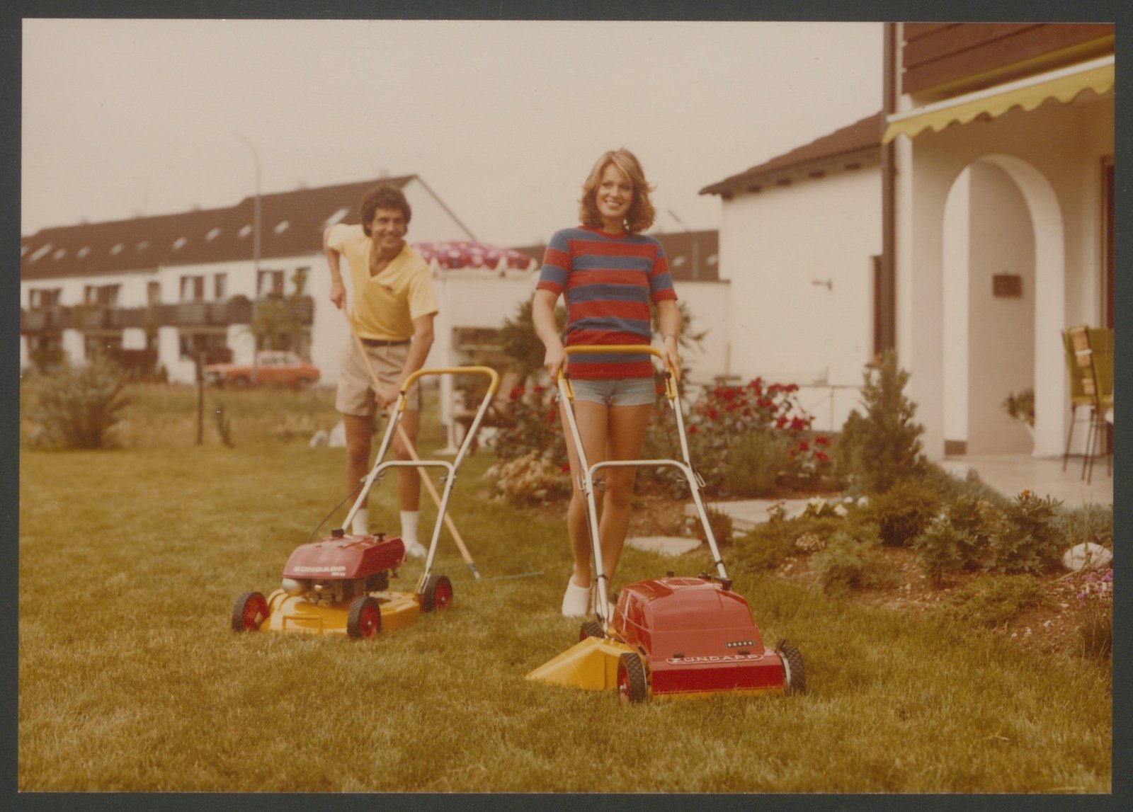 Fotografie: Mann und Frau bei Gartenarbeit mit Zündapp-Rasenmähern, Werbefoto (Stiftung Deutsches Technikmuseum Berlin CC0)