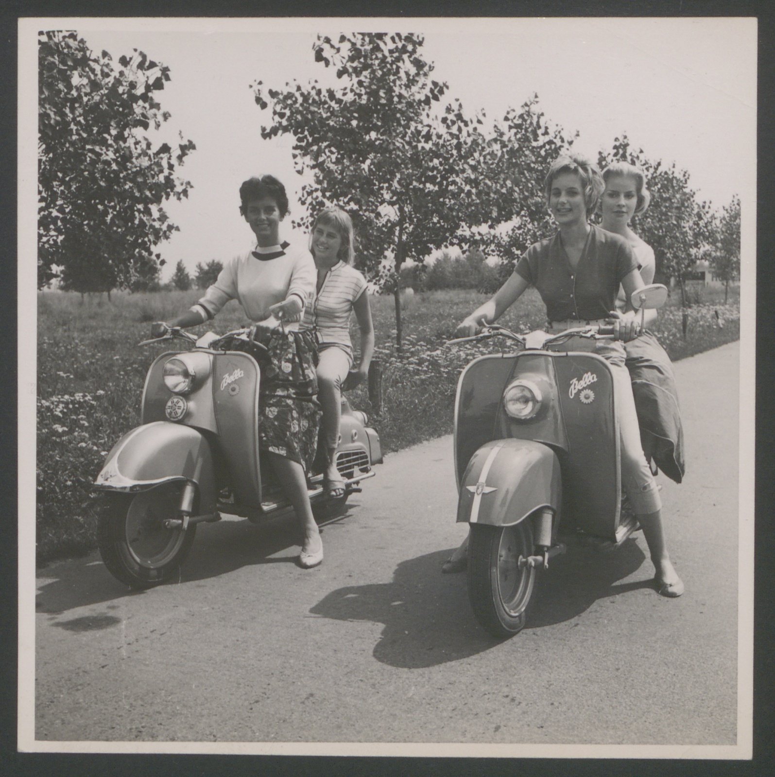 Fotografie: Vier Frauen jeweils zu zweit auf Bella-Motorroller (Stiftung Deutsches Technikmuseum Berlin CC0)