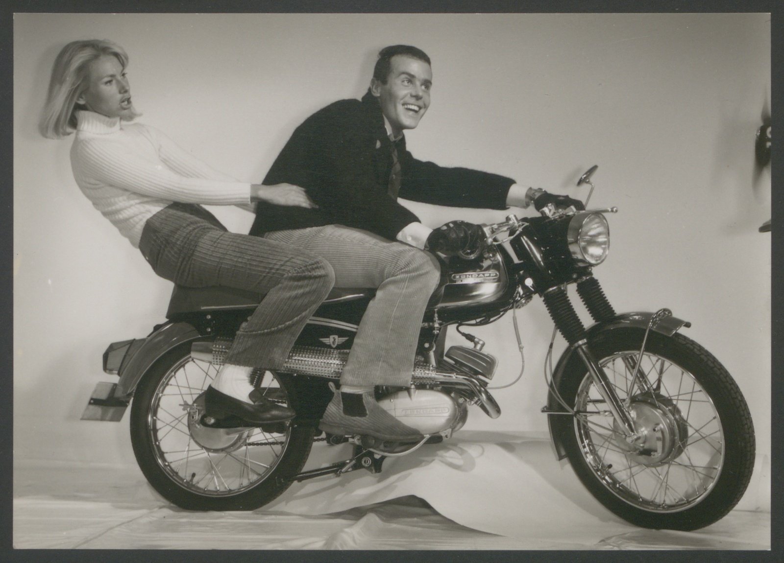 Fotografie: Mann und Frau auf stehendem Motorrad, Werbefoto (Stiftung Deutsches Technikmuseum Berlin CC0)