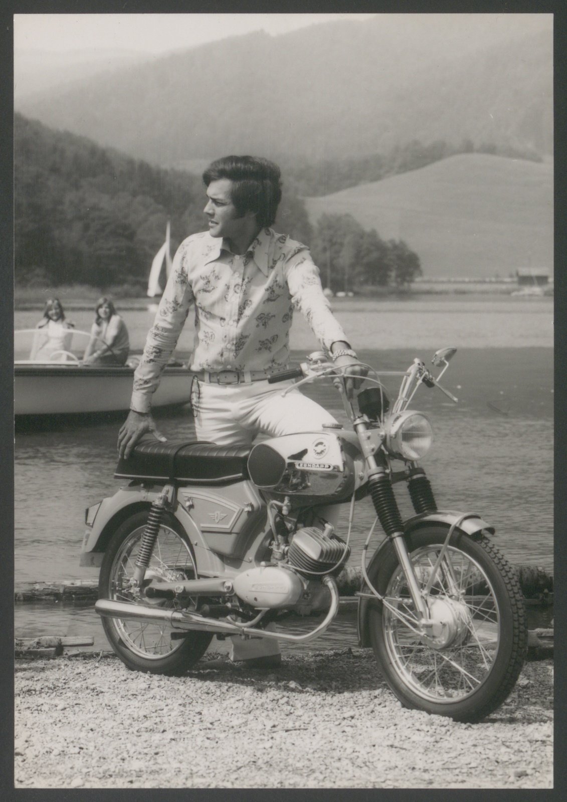 Fotografie: Mann mit Motorrad vor See (Stiftung Deutsches Technikmuseum Berlin CC0)