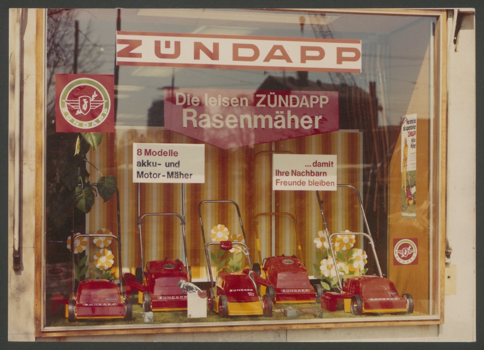 Fotografie: Zündapp Schaufensterlauslage mit mehreren Rasenmähermodellen (Stiftung Deutsches Technikmuseum Berlin CC0)