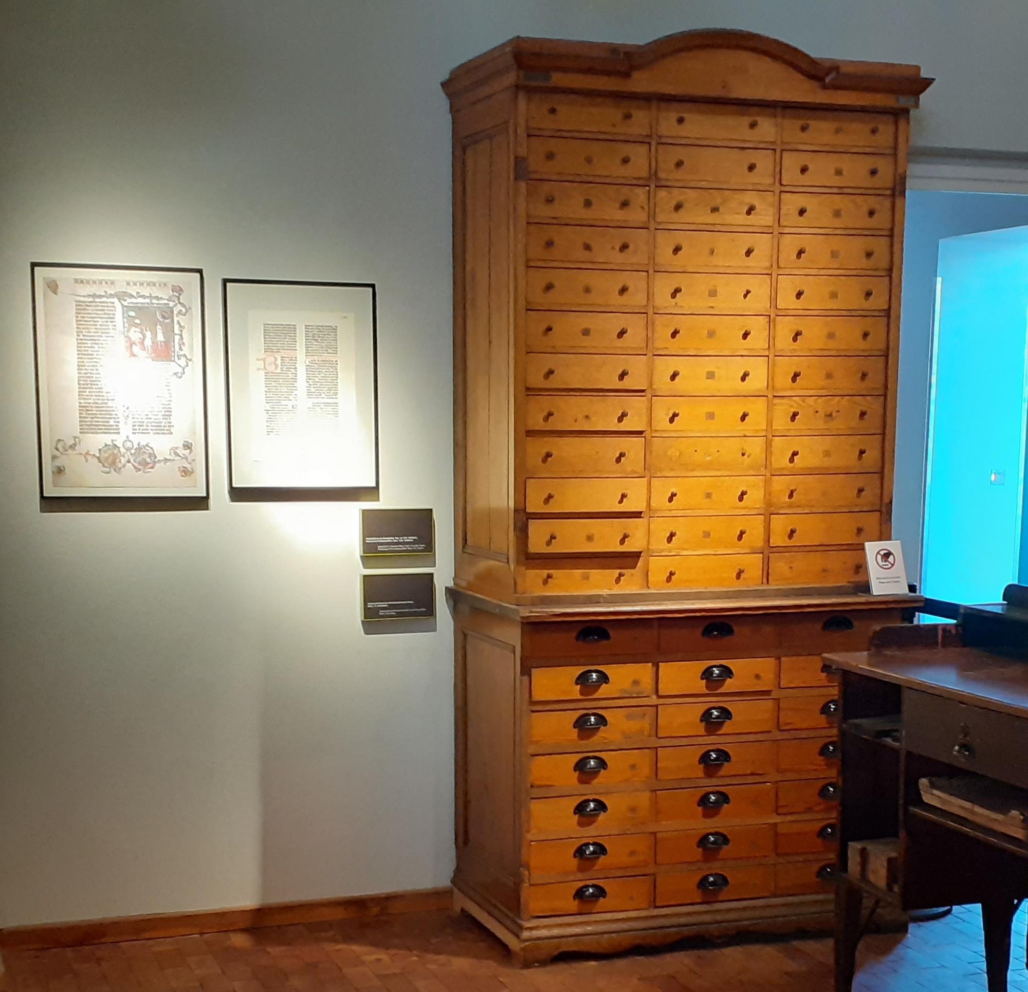 Holzschrank mit Patrizen, Stempeln, aus der Reichsdruckerei, mit insgesamt 57 Schubladen (Stiftung Deutsches Technikmuseum Berlin CC0)