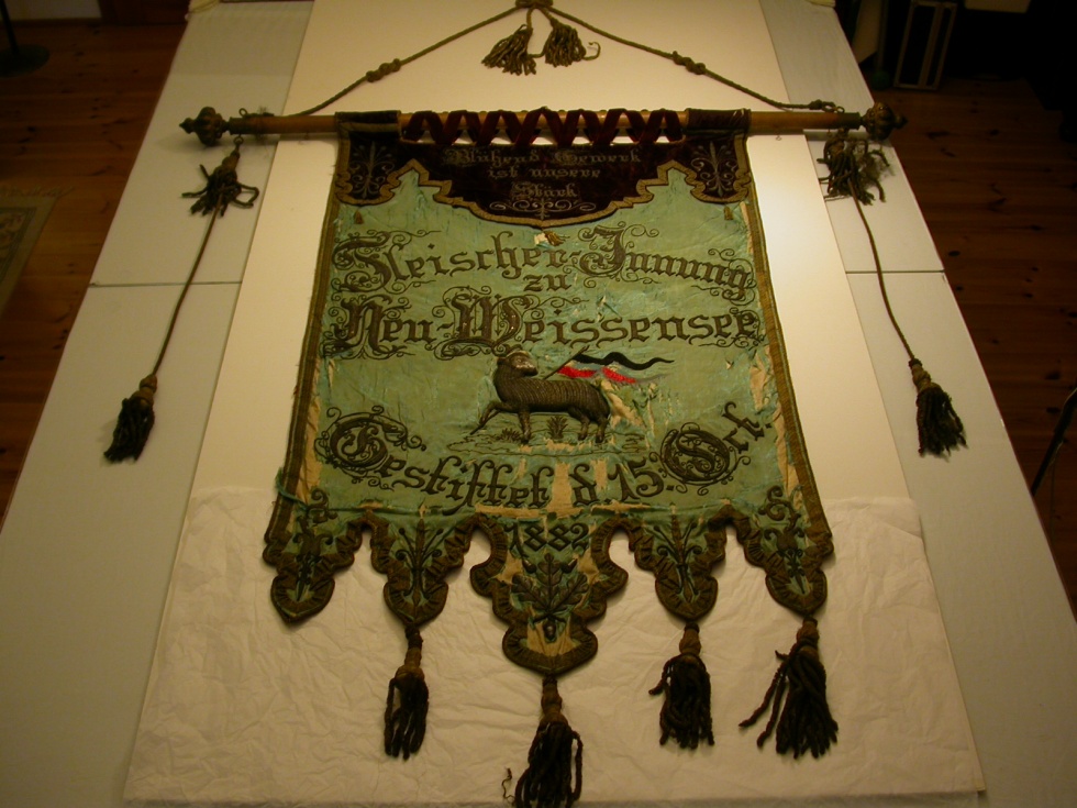 Banner der Fleischer-Innung zu Neu-Weißensee von 1882 (Museum Pankow CC BY-NC-SA)