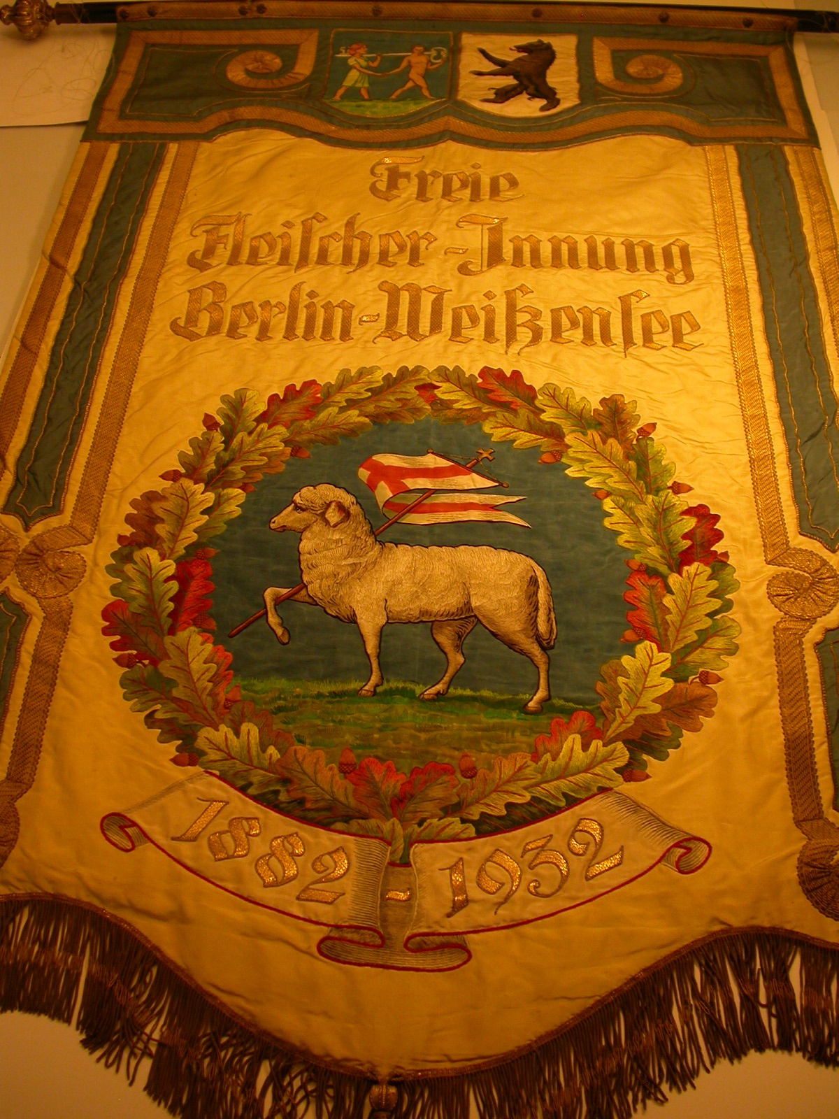 Banner der Freien Fleischer-Innung Berlin Weißensee / Jubiläumsbanner (50 Jahre), 1932 (Museum Pankow CC BY-NC-SA)