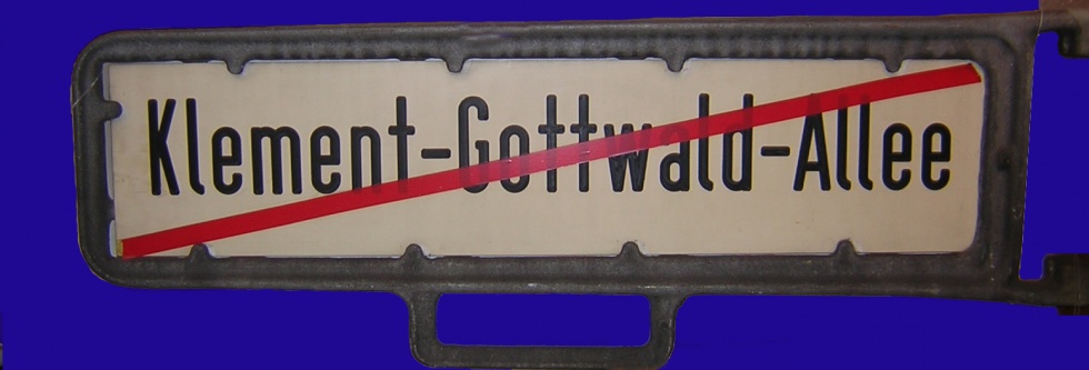 Straßenschild &quot;Klement-Gottwald-Allee&quot;, durchgestrichen (Museum Pankow CC BY-NC-SA)