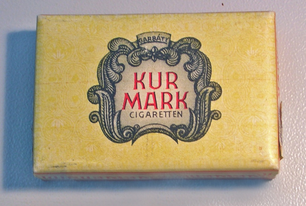 Zigarettenschachtel &quot;Kurmark&quot; mit Zigarette (Museum Pankow CC BY-NC-SA)