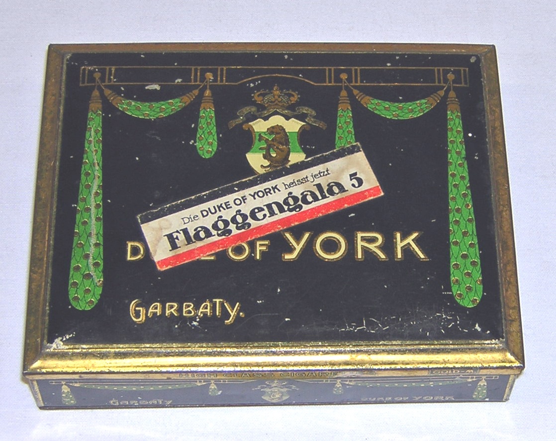 Zigarettenbüchse &quot;Die Duke of York heisst jetzt ’Flaggengala’&quot; (Museum Pankow CC BY-NC-SA)