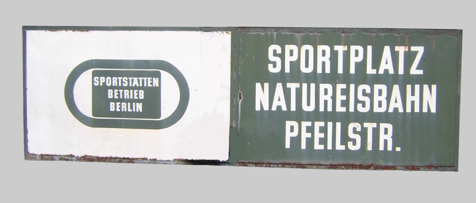 Schild &quot;Sportplatz Natureisbahn Pfeilstr.&quot; (Museum Pankow CC BY-NC-SA)