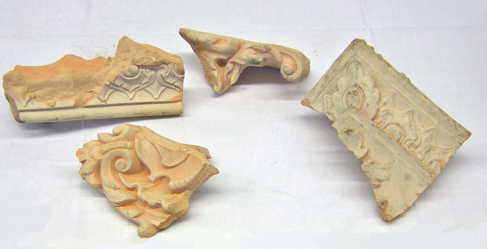 4 Stuckelemente, gefunden in einem Bauernhaus in Niederschönhausen (Museum Pankow CC BY-NC-SA)