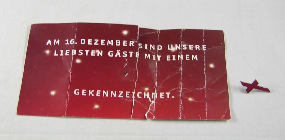 Persönliche Eintrittskarte mit Abzeichen für die Eröffnung des CinemaxX-Colosseum (Museum Pankow CC BY-NC-SA)