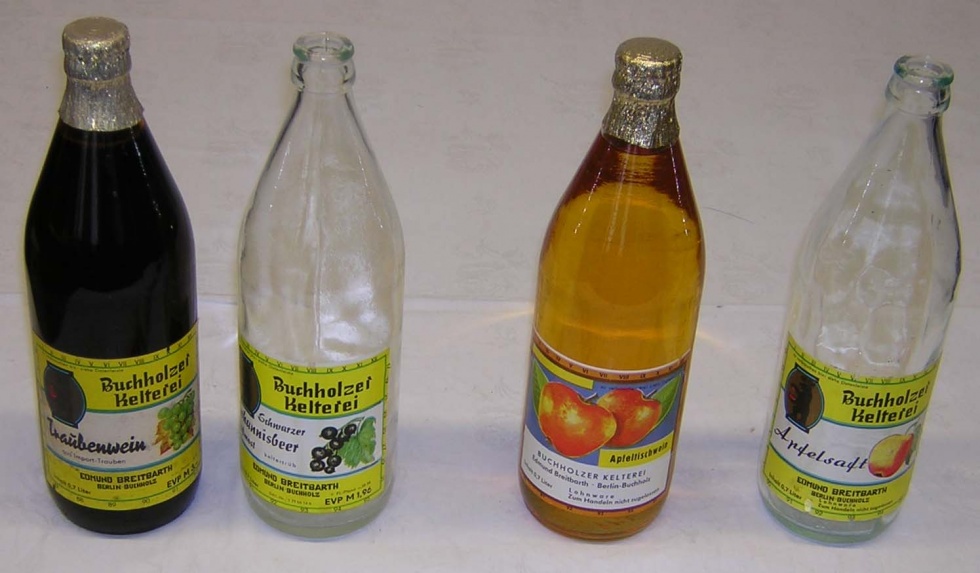 4 Flaschen aus der Buchholzer Kelterei Breitbarth (Museum Pankow CC BY-NC-SA)