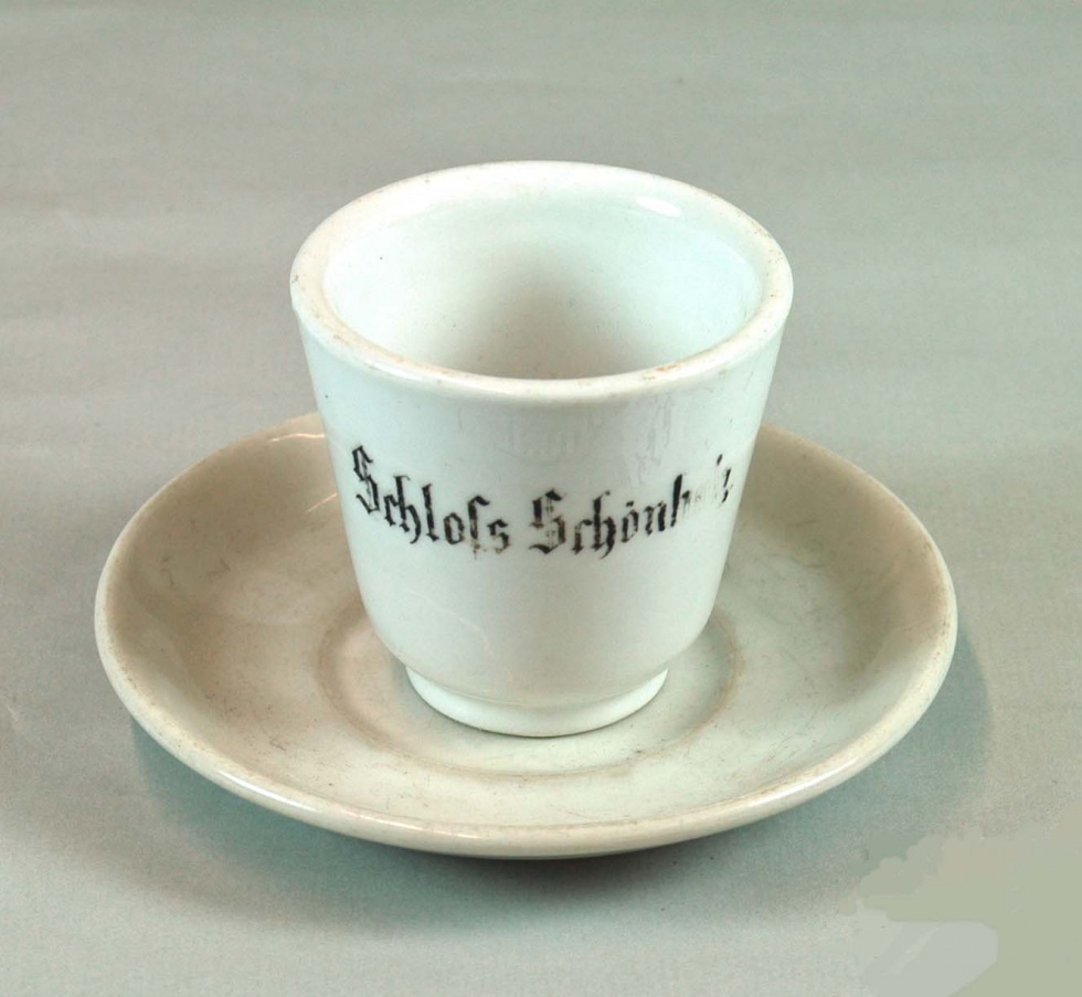 Kaffeetasse mit Aufschrift: Schloß Schönholz (mit Untertasse) (Museum Pankow CC BY-NC-SA)