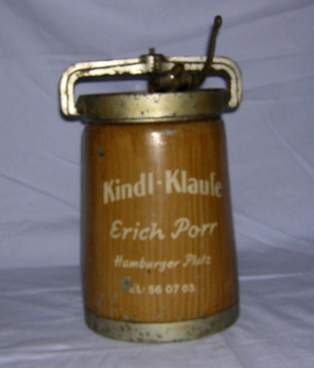 Bierfaß mit Aufschrift: Kindl-Klause Erich Porr Hamburger Platz (Museum Pankow CC BY-NC-SA)
