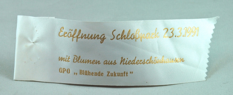 Blumenkranzschleife der GPG &quot;Blühende Zukunft&quot; (Museum Pankow CC BY-NC-SA)
