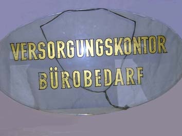 Glasschild mit Beschriftung: Versorgungskontor Bürobedarf (Museum Pankow CC BY-NC-SA)