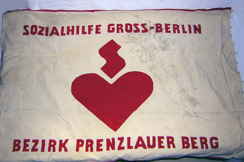 Fahne mit Aufschrift: Sozialhilfe Groß-Berlin Bezirk Prenzlauer Berg (Museum Pankow CC BY-NC-SA)