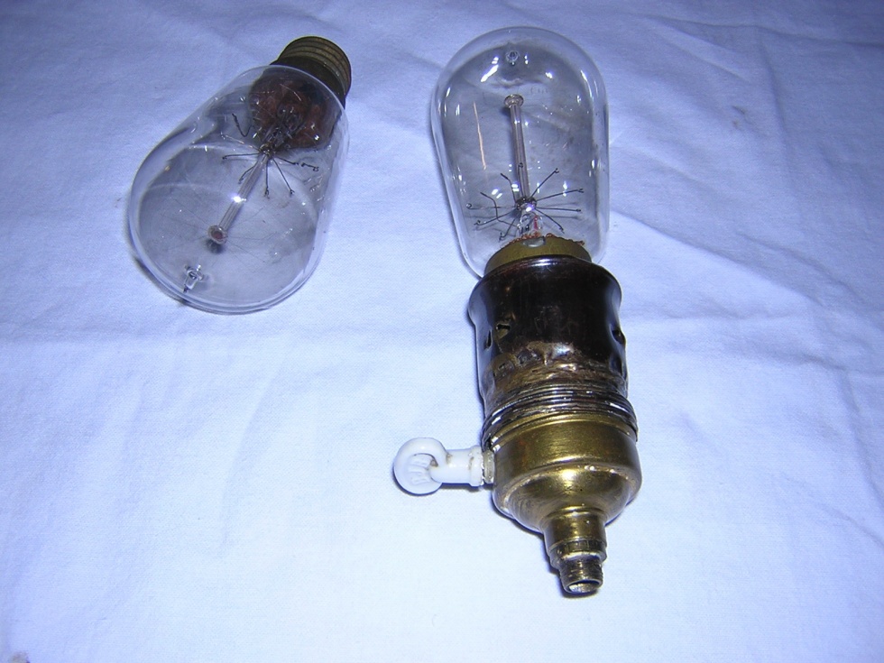 Glühlampe 2x (Museum Pankow CC BY-NC-SA)