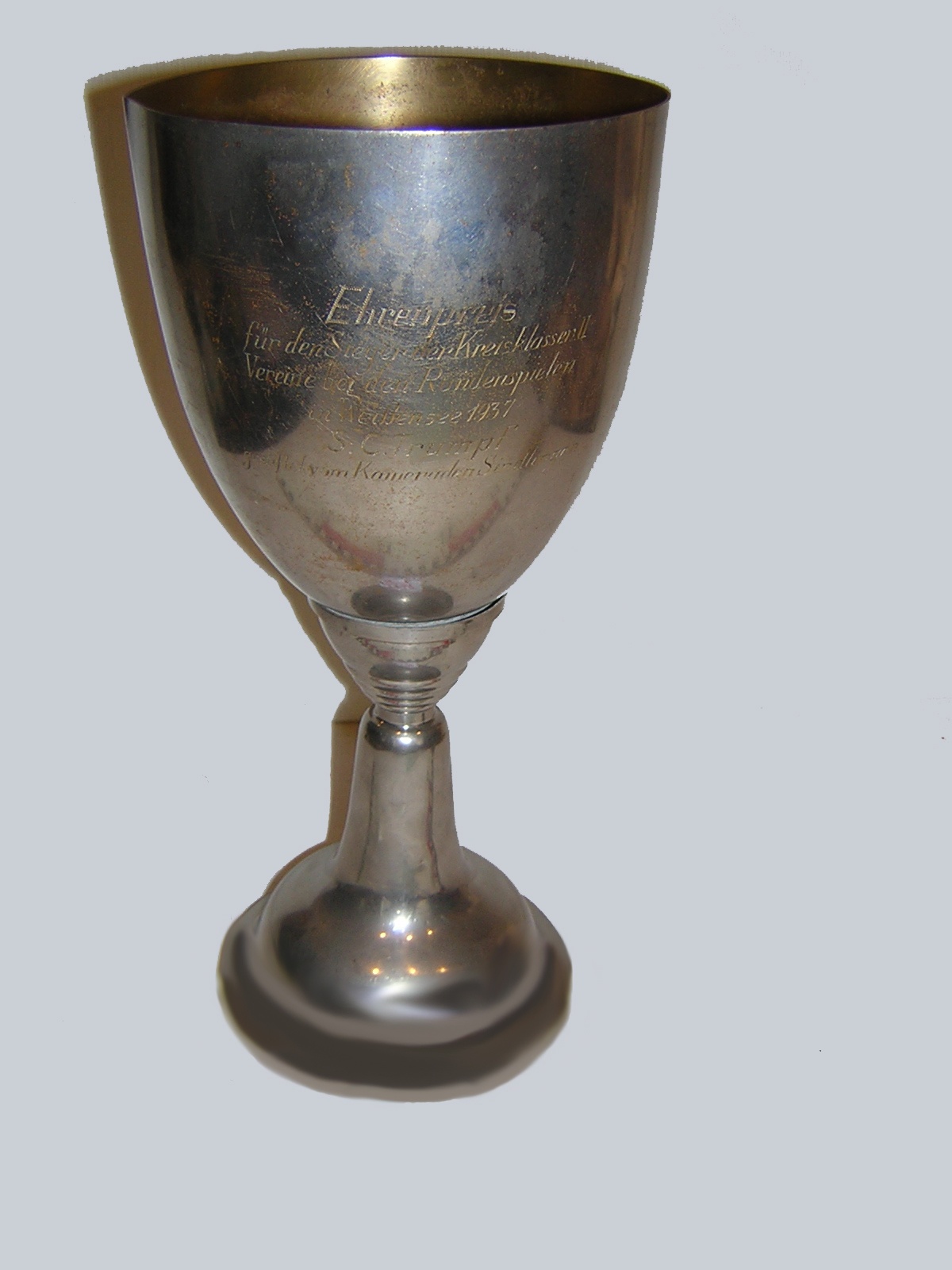 Pokal mit Gravur (Museum Pankow CC BY-NC-SA)