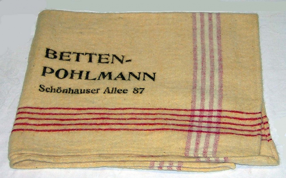 Staubtuch mit Aufdruck: &quot;BETTEN-POHLMANN Schönhauser Allee 87 Frohe Weihnachten 1930&quot; (Museum Pankow CC BY-NC-SA)