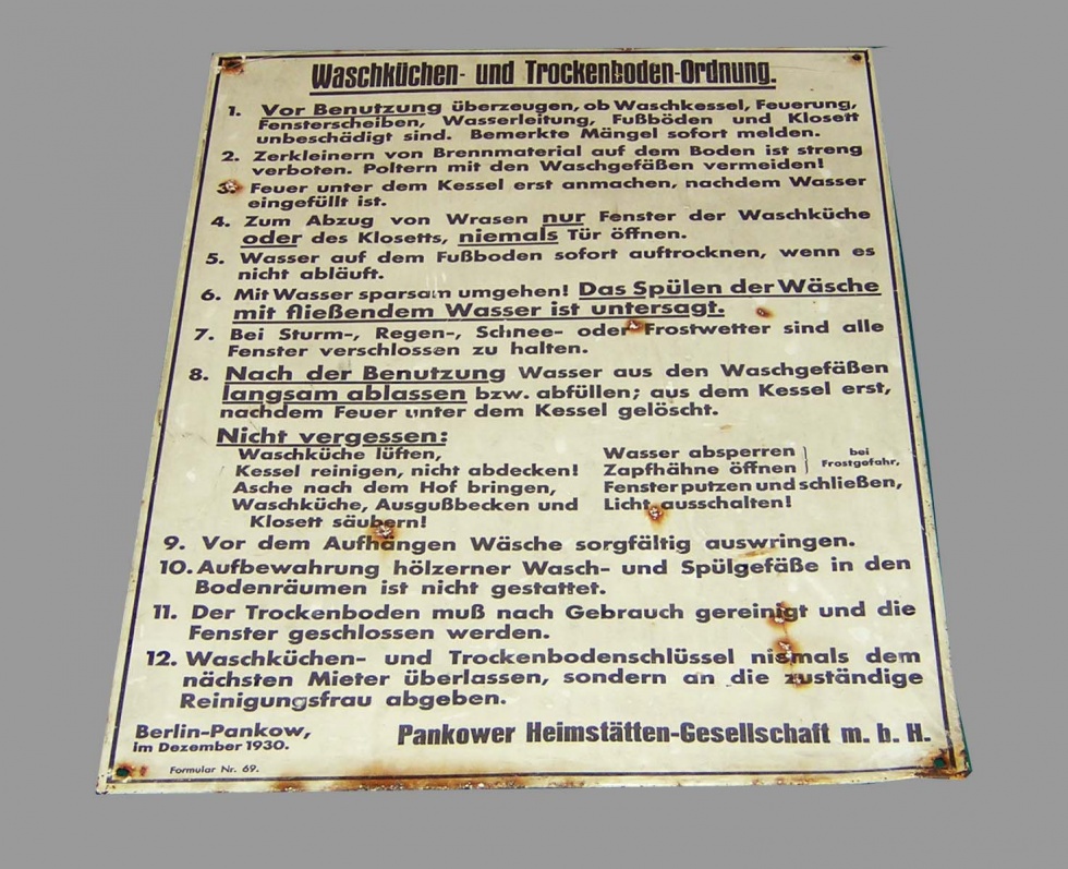 Schild der Waschküchen- und Trockenboden-Ordnung der Pankower Heimstätten-GmbH (Museum Pankow CC BY-NC-SA)