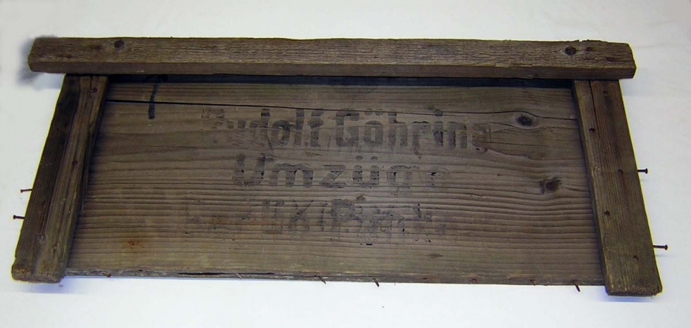 Schild mit Afschrift &quot;Rudolf Göhring Umzüge...&quot; (Museum Pankow CC BY-NC-SA)
