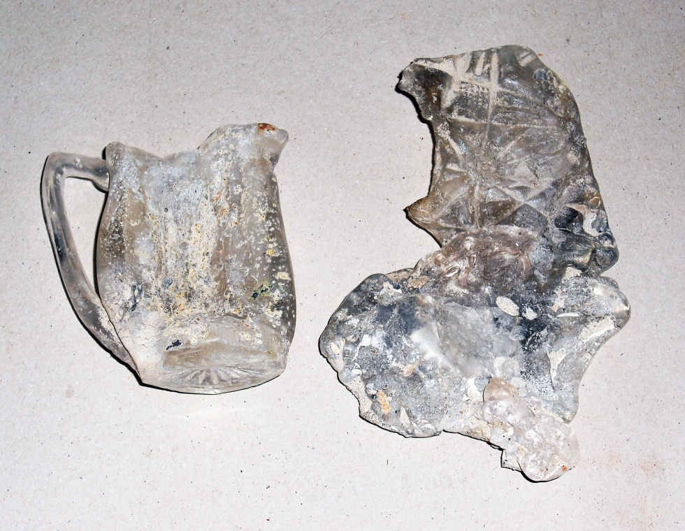 geschmolzenes Glaskännchen/ -stück, ausgegraben in der Werneuchener Wiese (Museum Pankow CC BY-NC-SA)