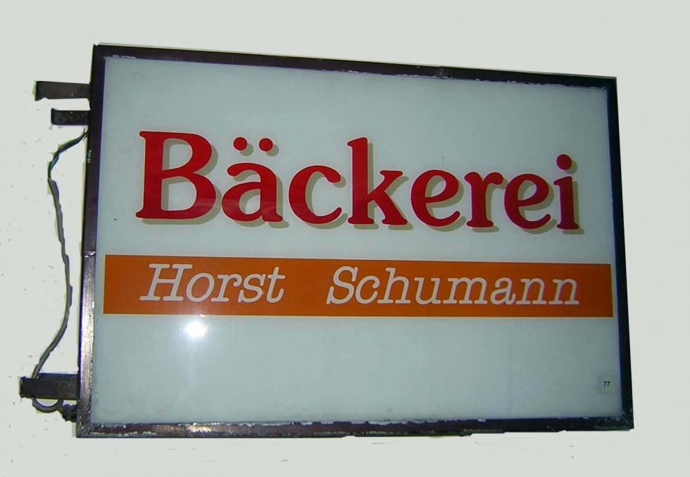 Leuchtreklamekasten der Bäckerei Schuhmann (Museum Pankow CC BY-NC-SA)