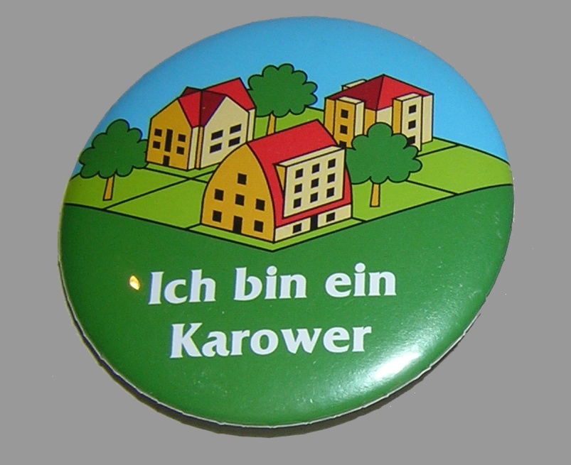 Plakette vom Weißenseeer Ortsteil Karow bzw. Neu-Karow (Museum Pankow CC BY-NC-SA)