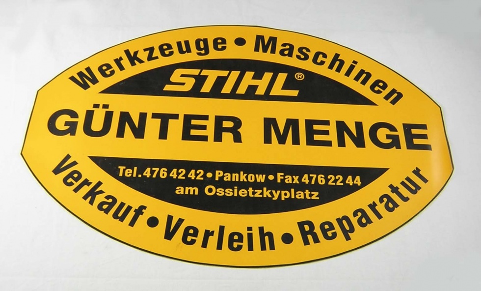 Aufklebeschild mit Aufschrift: &quot;Werkzeuge . Maschinen GÜNTER MENGE... (Museum Pankow CC BY-NC-SA)