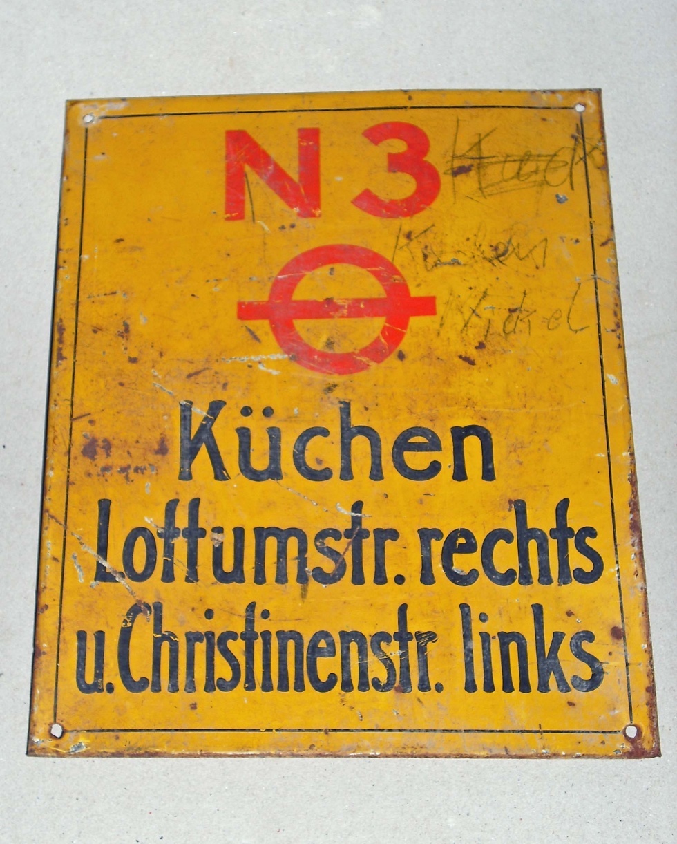 Schild mit Aufschrift: Küchen Lottumstr. rechts u. Christinenstr. links (Museum Pankow CC BY-NC-SA)