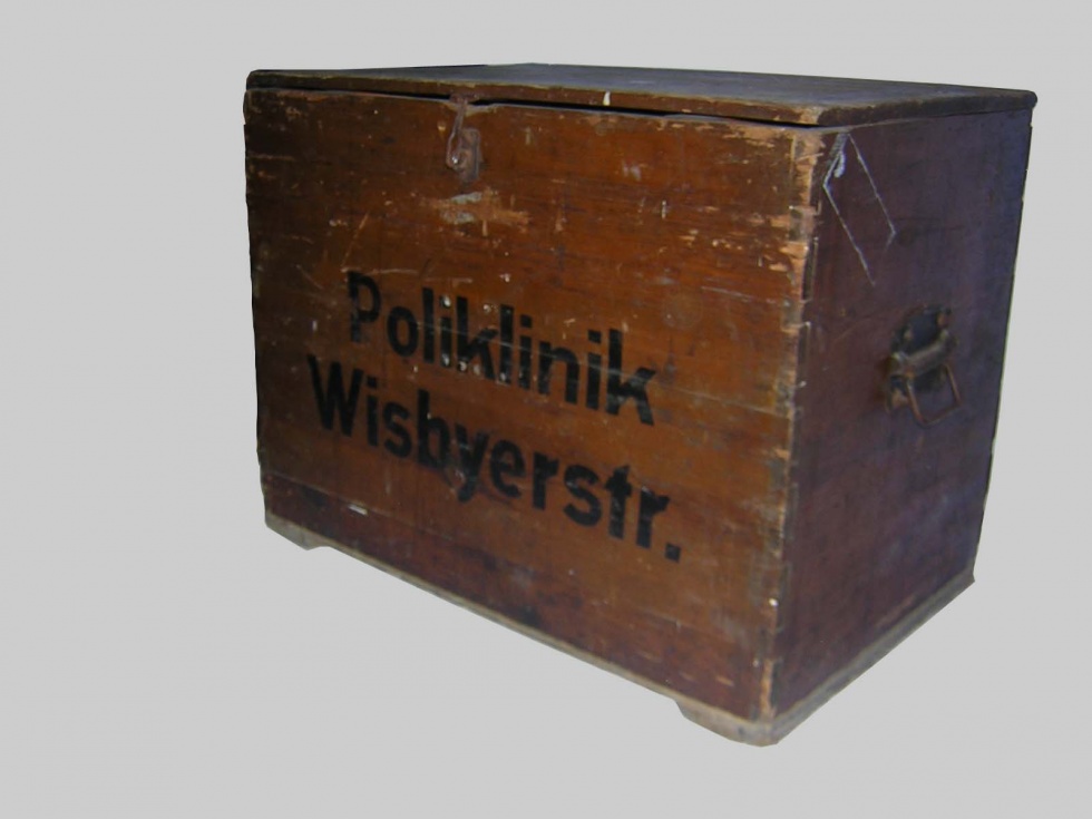 Holzkiste mit Aufschrift &quot;Poliklinik Wisbyerstr&quot; (Museum Pankow CC BY-NC-SA)