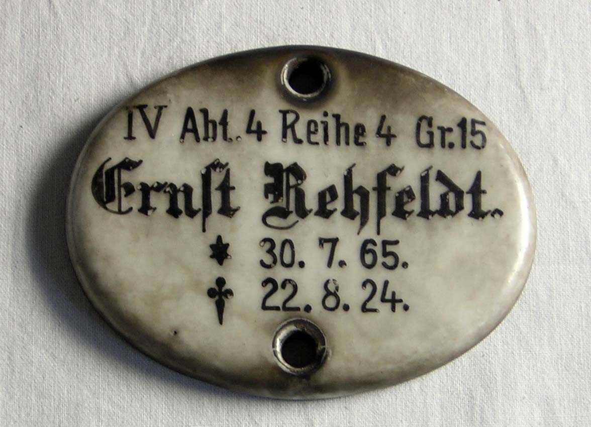 Markierungsschild vom Friedhof IV (Niederschönhausen) für das Grab von Ernst Rehfeldt (Museum Pankow CC BY-NC-SA)