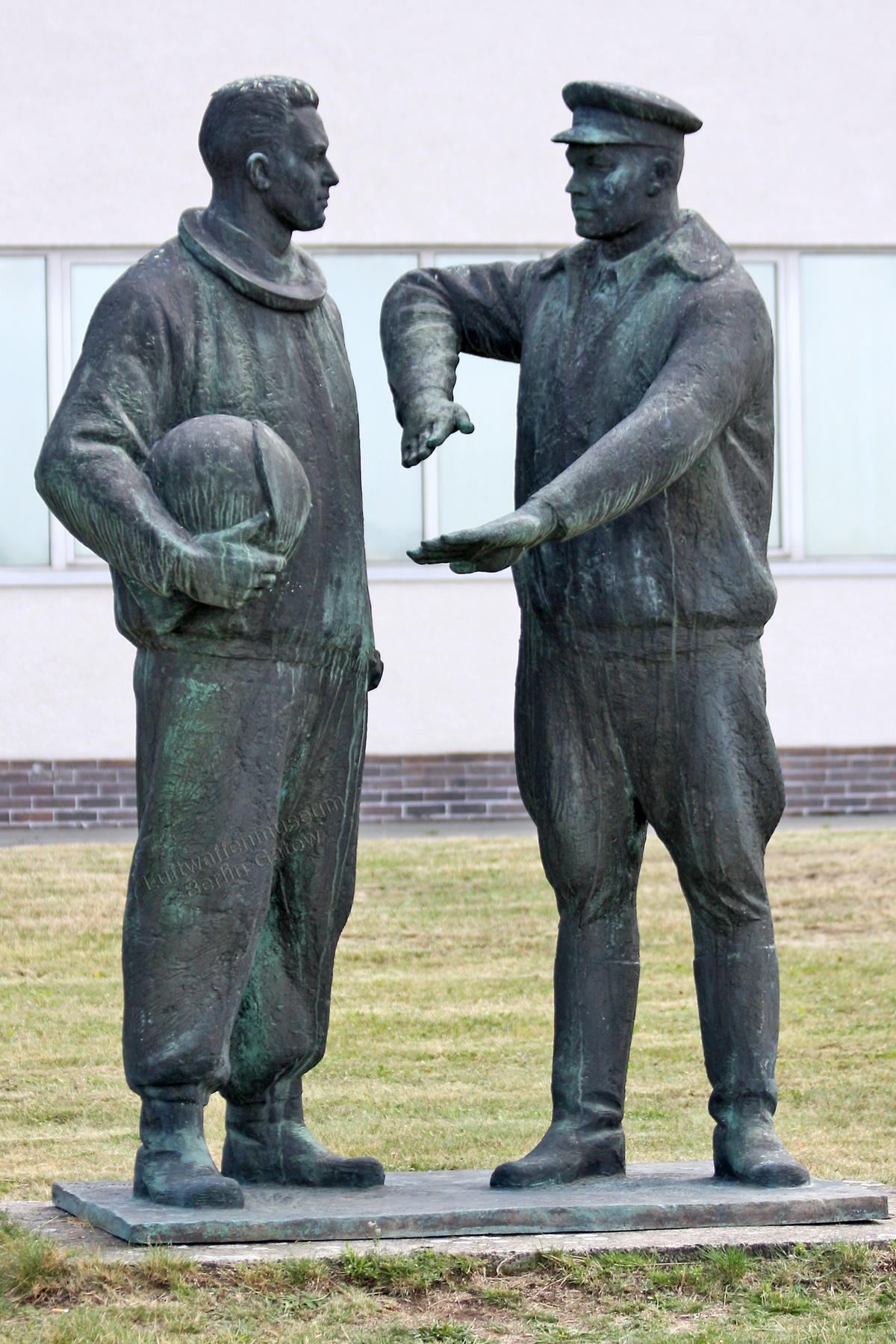 Skulptur Waffenbrüder (Militärhistorisches Museum der Bundeswehr - Flugplatz Berlin-Gatow CC BY-NC-SA)