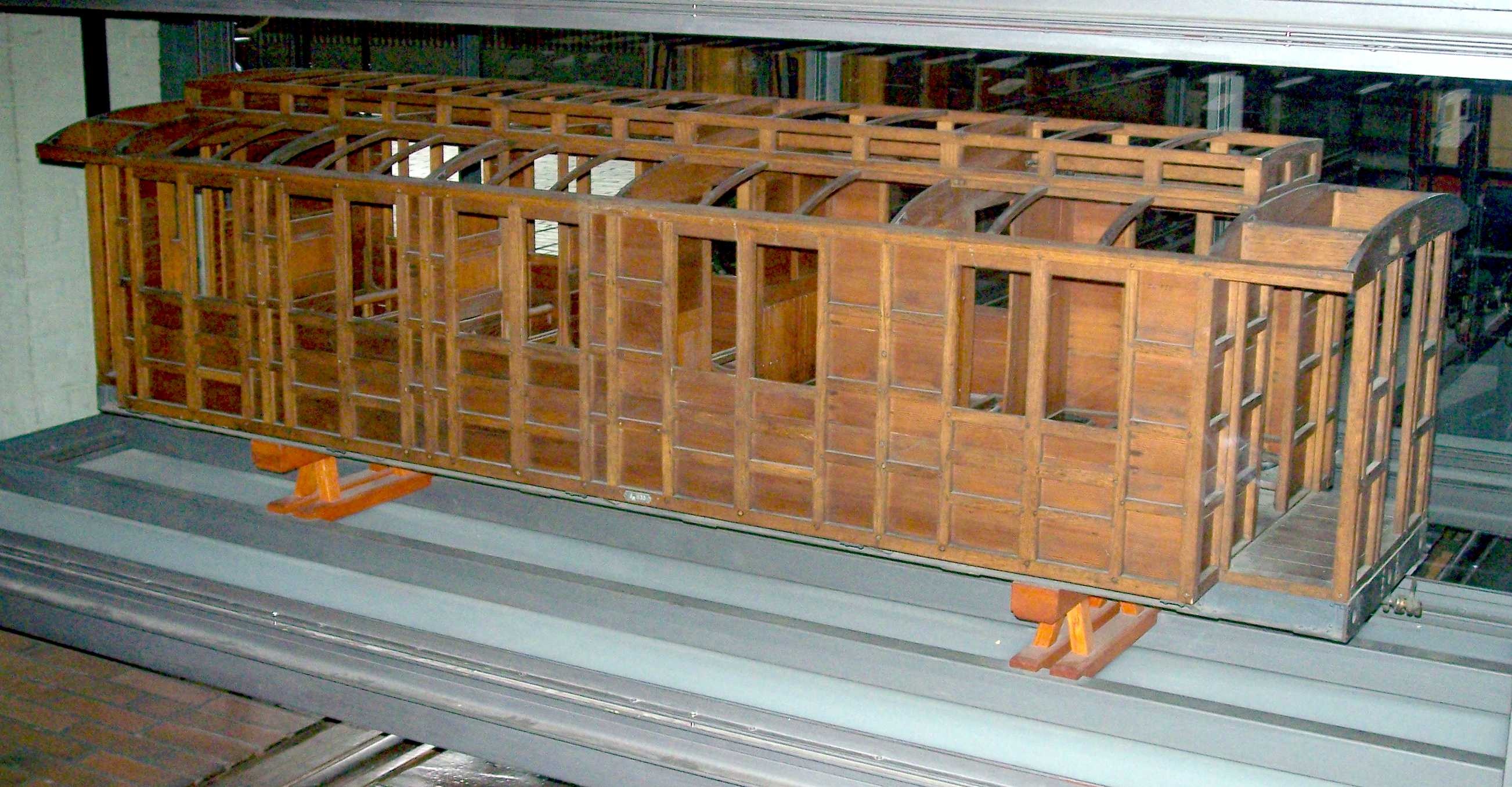 Kastengerippe eines dreiachsigen Durchgangswagens 2./3. Klasse, Modell 1:5 (Stiftung Deutsches Technikmuseum Berlin CC0)