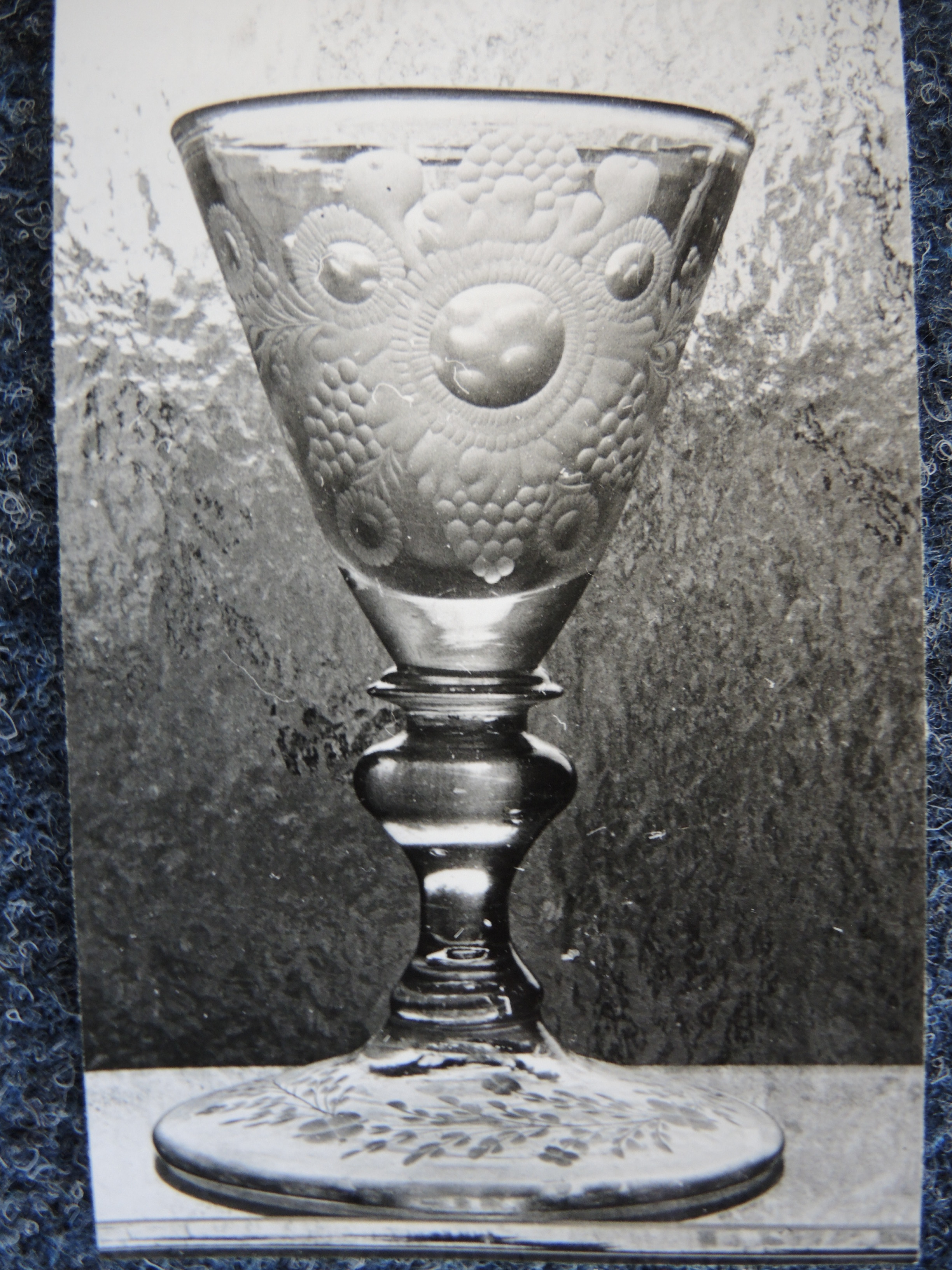Pokal mit geblänkten Weintrauben (Stiftung Stadtmuseum Berlin CC BY-NC-SA)