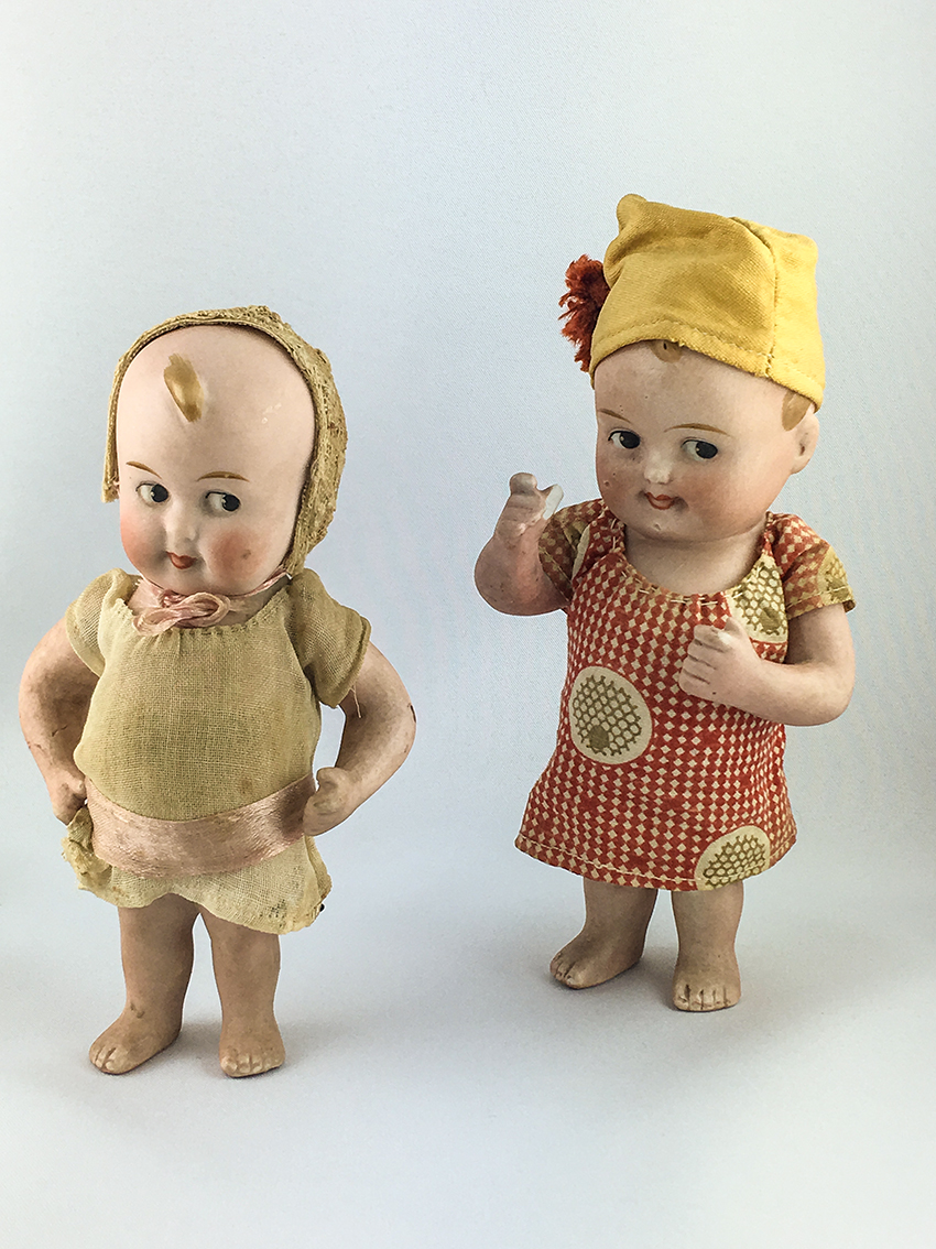 Zwei Stehpuppen aus Porzellan (Historisches Spielzeug Berlin e.V CC BY-NC-SA)