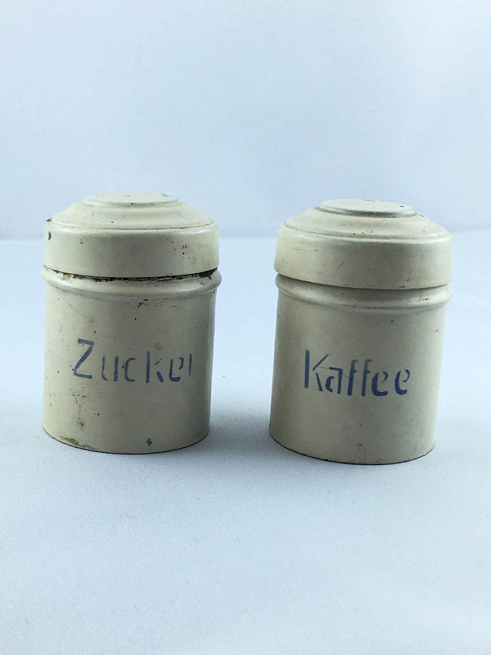 Vorrratsdosen für die Puppenküche (Historisches Spielzeug Berlin e.V CC BY-NC-SA)